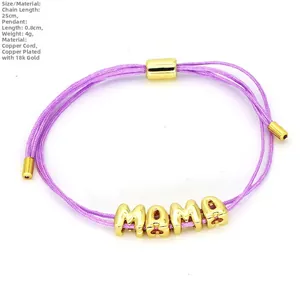 Detail van de paarse geweven MAMA-armband met 18k vergulde koperen kralen