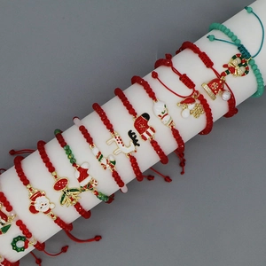 Weihnachtsarmband-Set mit Weihnachtsmann- und Rentier-Anhängern auf roten Perlen