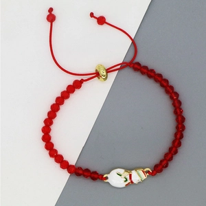 Details von rotem Kristallperlenarmband mit Schneemann-Anhänger und Kordelzug