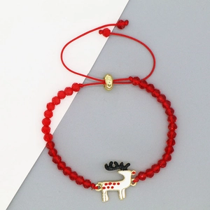 Detailansicht der roten facettierten Perlen und Rentier-Anhänger am Armband