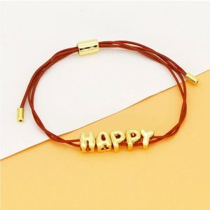 Verstelbare rode geweven armband met gouden HAPPY-letterkralen in een minimalistische stijl