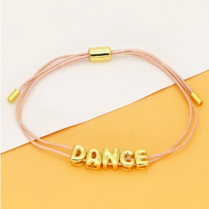 Minimalistische verstelbare roze geweven touwarmband met gouden letters DANCE