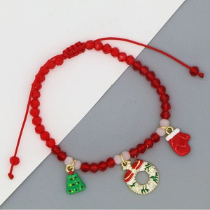 Weihnachtsperlenarmband mit Anhängern und roten facettierten Kristallperlen