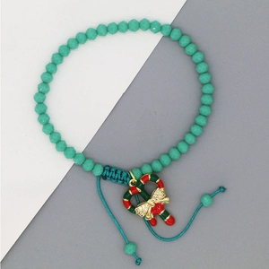 Detail eines Weihnachts-Perlenarmbands mit Zuckerstangen-Anhänger und Kristallen