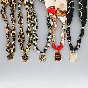 Collana in Rame e Resina da Donna con Nastro in Satin Leopardato Pendente a Cuore Geometrico Gioiello in Stile Europeo