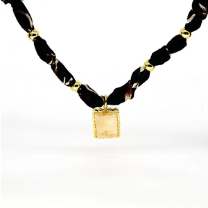 Collana cuore geometrico con catena in seta leopardata e pendente ambra resina