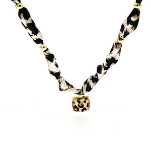 Collana geometrica leopardata con perle dorate per uno stile chic da vacanza al mare
