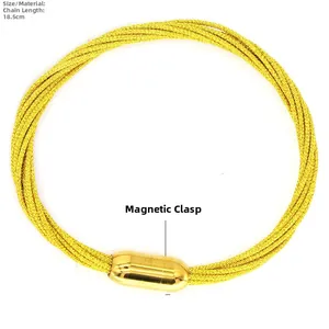 Dettaglio del bracciale intrecciato dorato da 18,5 cm con chiusura magnetica lucida