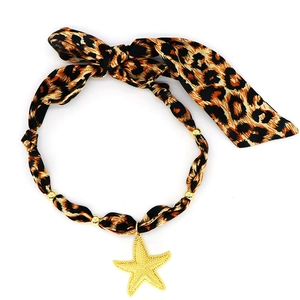 Detailansicht der Leopard-Print Seidenschal-Halskette mit goldenem Seestern-Anhänger