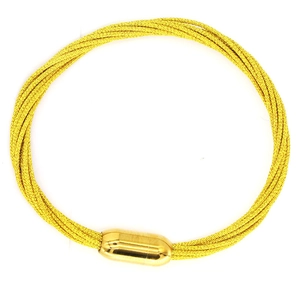 Vista ravvicinata del bracciale intrecciato dorato con chiusura magnetica a capsula