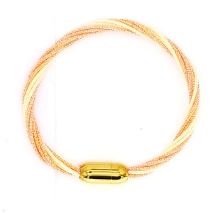 Vista dettagliata del bracciale etnico intrecciato con chiusura magnetica in metallo dorato