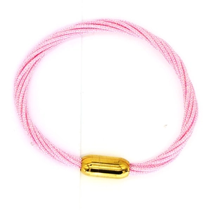 Dettaglio di bracciale in corda intrecciata rosa con chiusura magnetica dorata