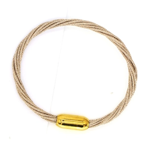 Dettaglio di bracciale a più fili intrecciati dorati con chiusura magnetica cilindrica