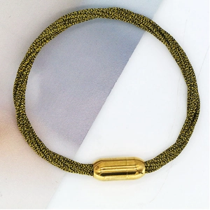 Dettaglio del bracciale in corda intrecciata nera e verde con chiusura magnetica dorata