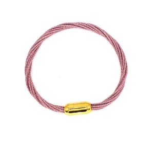 Dettaglio del bracciale in corda intrecciata rosa con chiusura magnetica dorata