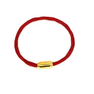 Dettaglio del bracciale etnico intrecciato con chiusura magnetica dorata su sfondo bianco pulito
