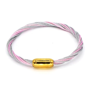 Bracciale intrecciato rosa e argento con chiusura magnetica dorata su sfondo bianco