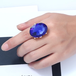 Dettaglio di un anello alla moda con una grande pietra blu ovale su montatura dorata