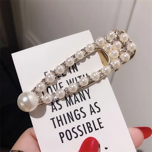 Eleganter goldener Haarclip mit weißen Perlen und funkelnden Strasssteinen für Damen