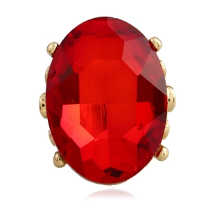 Dettaglio ravvicinato di un grande anello con gemma rossa ovale e bordo dorato