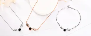 Detailweergave van gewei-projectiesieraden in zilveren en roségouden afwerking