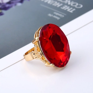 Anello vintage dorato con grande pietra rossa ovale e dettagli in filigrana fini