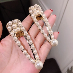 Elegantes Set aus goldenen Haarklammern mit weißen Perlen und Strasssteinen