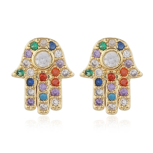 Goldene Hamsa-Hand Ohrringe mit bunten Zirkoniasteinen auf weißem Hintergrund
