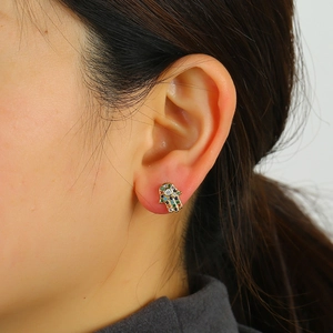 Hamsa Hand Ohrhänger mit bunten Zirkoniasteinen in Goldplattierung am Model