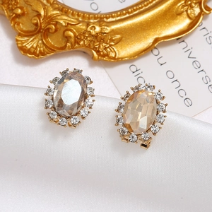 Elegante champagnerfarbene Kristall-Ohrstecker mit weißem Diamantkranz auf Seide