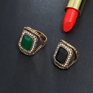 Vintage Emerald Cut Rhinestone Alloy Cocktail Ring Antique Gold Geometric Green Black Square Gemstone Finger Ring For Men Women