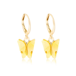 Elegante gouden vlinder oorbellen met parelmoerachtige hars textuur en glanzende afwerking
