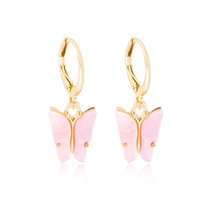 Detailweergave van gouden vlinder oorbellen met roze 3D hars bedeltjes