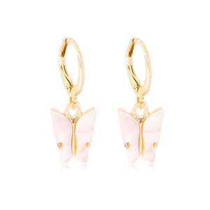 Detail van vlinder oorbellen met roze parelmoer vleugels en goudkleurige hefboomsluiting