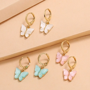 Drie paar vlinder oorbellen set in crème, mint en roze met goudkleurige ringetjes