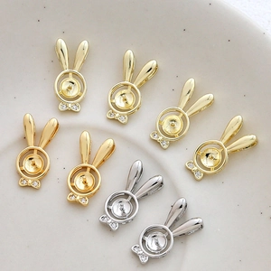 Detail van 14k goud konijn sieraden bases met diamanten strikjes voor DIY-parels