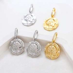 14k vergoldeter Münzanhänger mit Göttinnenrelief und Zirkonia-Öse für DIY-Schmuck