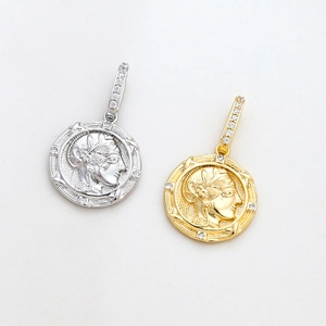 Makro-Detail von 14k Gold-Münzanhänger mit Göttin-Relief und pavé-besetzter Öse