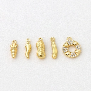 Vue détaillée des pendentifs DIY en forme de fruits et légumes plaqués or 14 carats