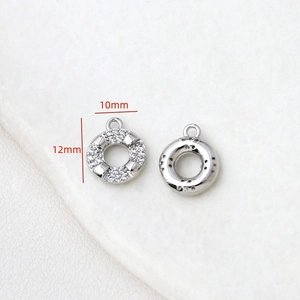 Vue macro du pendentif argent de 10mm avec incrustation zircon et dos poli