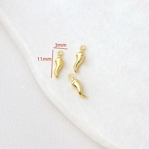 Détails macro de pendentifs cornes en or 14 carats pour bijoux DIY, taille 11x3mm