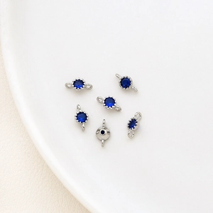 Makro-Detail von runden blauen Zirkon-Verbindern mit Versilberung für DIY-Schmuck