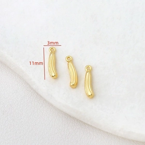 Vue macro de pendentifs en métal doré 11mm avec texture verticale pour bijoux DIY