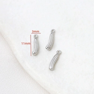 Gros plan de pendentifs de 11 mm en forme de légumes dorés 14k pour bijoux DIY