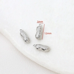 Détail macro du pendentif cacahuète en or 14 carats pour création de bijoux DIY avec tailles