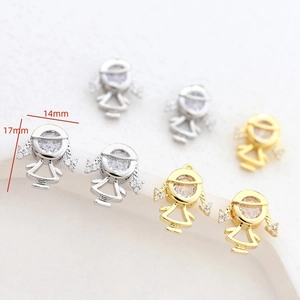 Détail d'un pendentif fille plaqué or 14 carats avec incrustation de zircon pour bijoux DIY