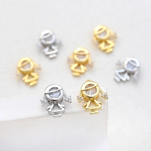 Vue macro d'un pendentif fille plaqué or 14k avec zircone ronde et détails pavés