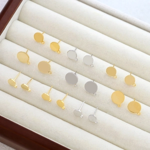 Flache runde 14k vergoldete Ohrstecker mit Schlaufe in Gold und Silber für DIY-Schmuck