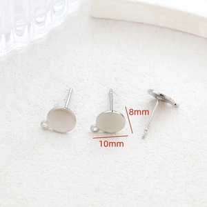 Detailansicht der 10mm Silber-Ohrstecker mit 8mm Stiften und Ösen für DIY-Schmuckherstellung