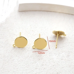 Makroaufnahme von 14k vergoldeten Ohrsteckern mit 10mm Basis und kleiner Öse